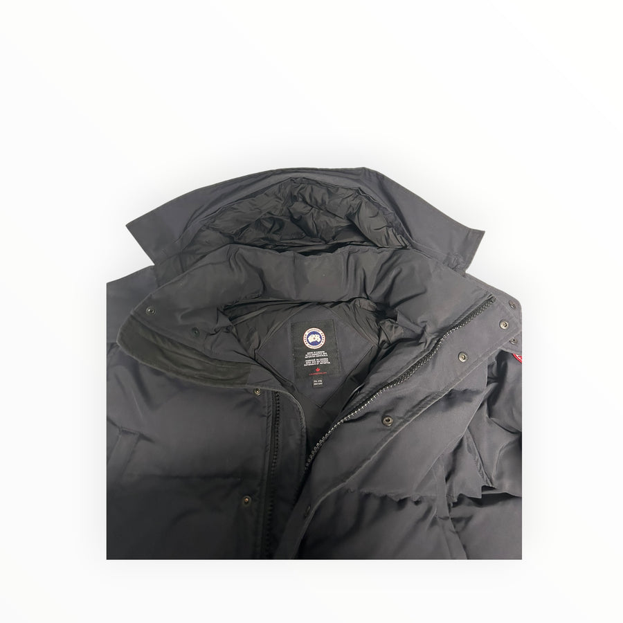 Parka noire Secondstore Canada Goose avec capuche protectrice, fermeture zippée et logo emblématique sur la manche