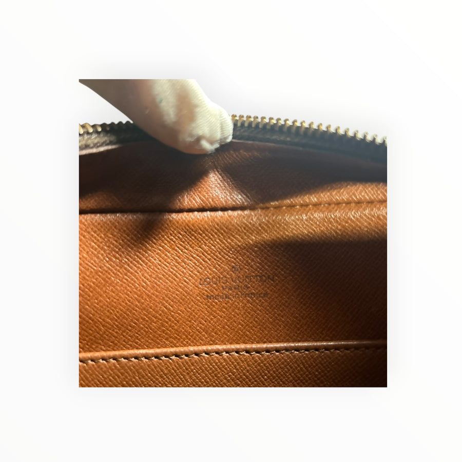 Intérieur en cuir grainé marron avec logo embossé Louis Vuitton de la pochette Secondstore en toile Monogram