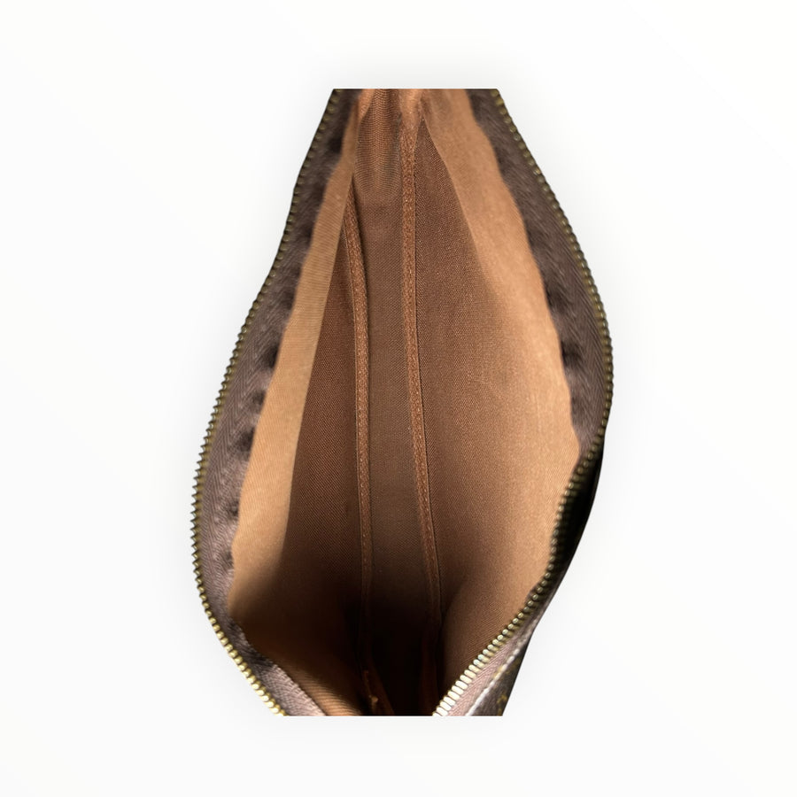 Intérieur de la pochette Secondstore Louis Vuitton en toile monogram avec doublure textile marron et fermeture éclair
