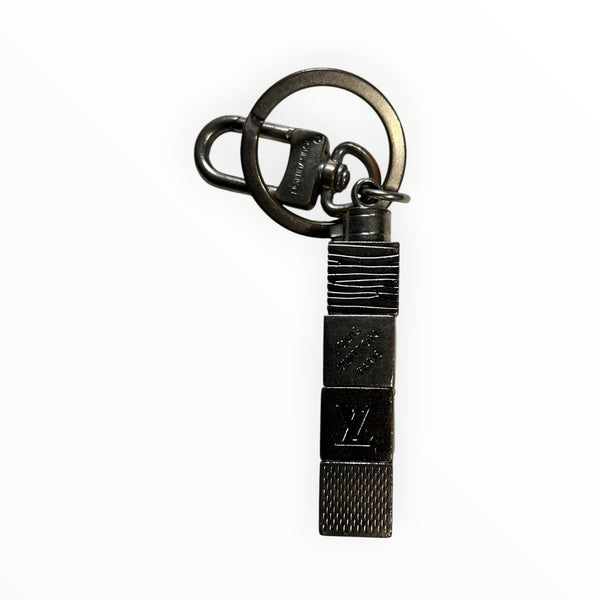 Porte-clés Secondstore Louis Vuitton en métal argenté sombre avec cubes géométriques gravés et mousqueton robuste