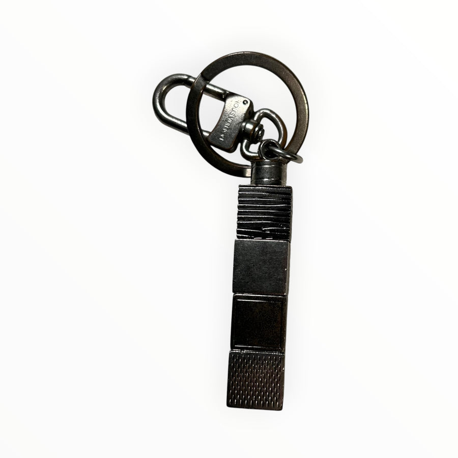 Porte-clés Secondstore Louis Vuitton en métal argenté sombre avec design géométrique à cubes et mousqueton gravé