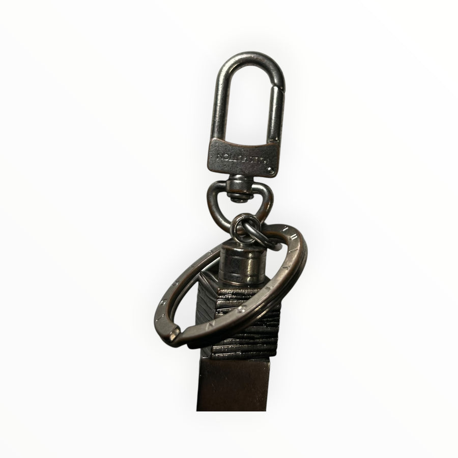 Porte-clés Secondstore Louis Vuitton en métal argenté sombre avec design géométrique et mousqueton gravé