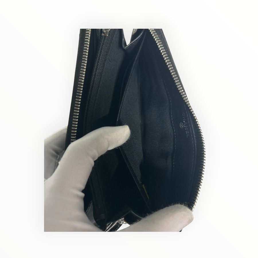 Intérieur du portefeuille Secondstore Chanel matelassé noir avec compartiments zippés et doublure en tissu