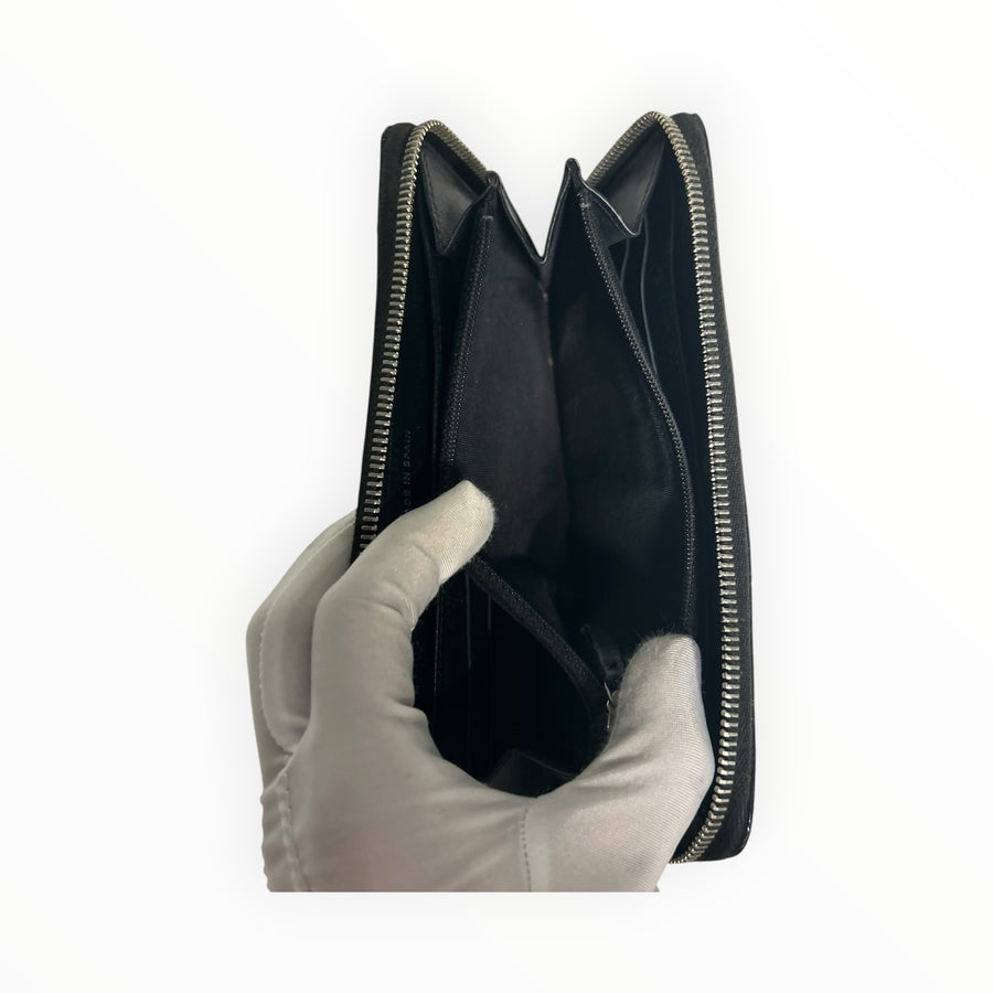 Portefeuille Secondstore CHANEL matelassé noir en cuir verni avec fermeture éclair, vue intérieure ouverte