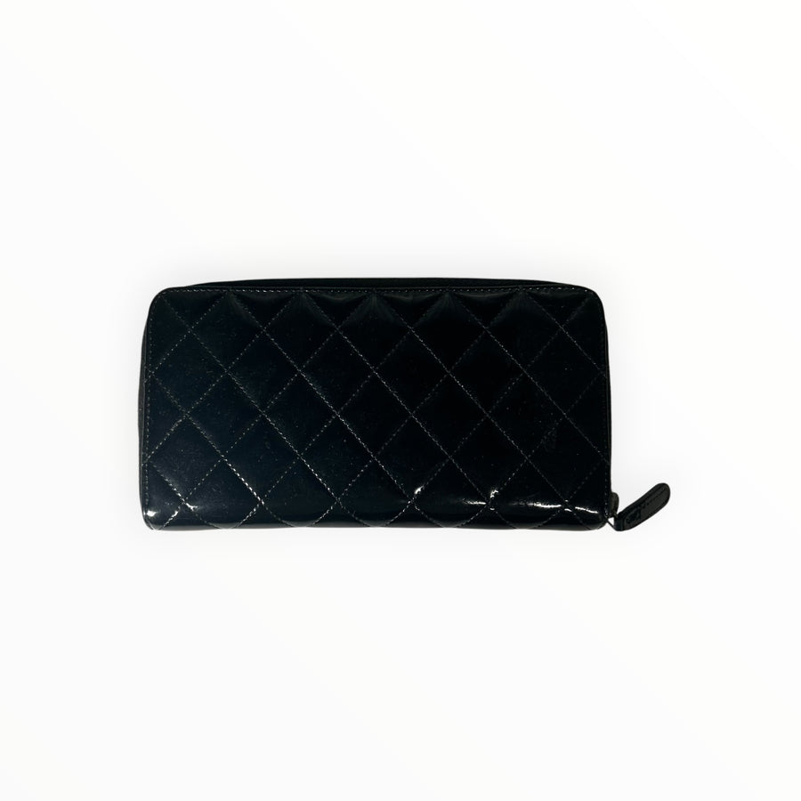 Portefeuille Secondstore Chanel matelassé en cuir verni noir avec fermeture éclair et logo CC emblématique