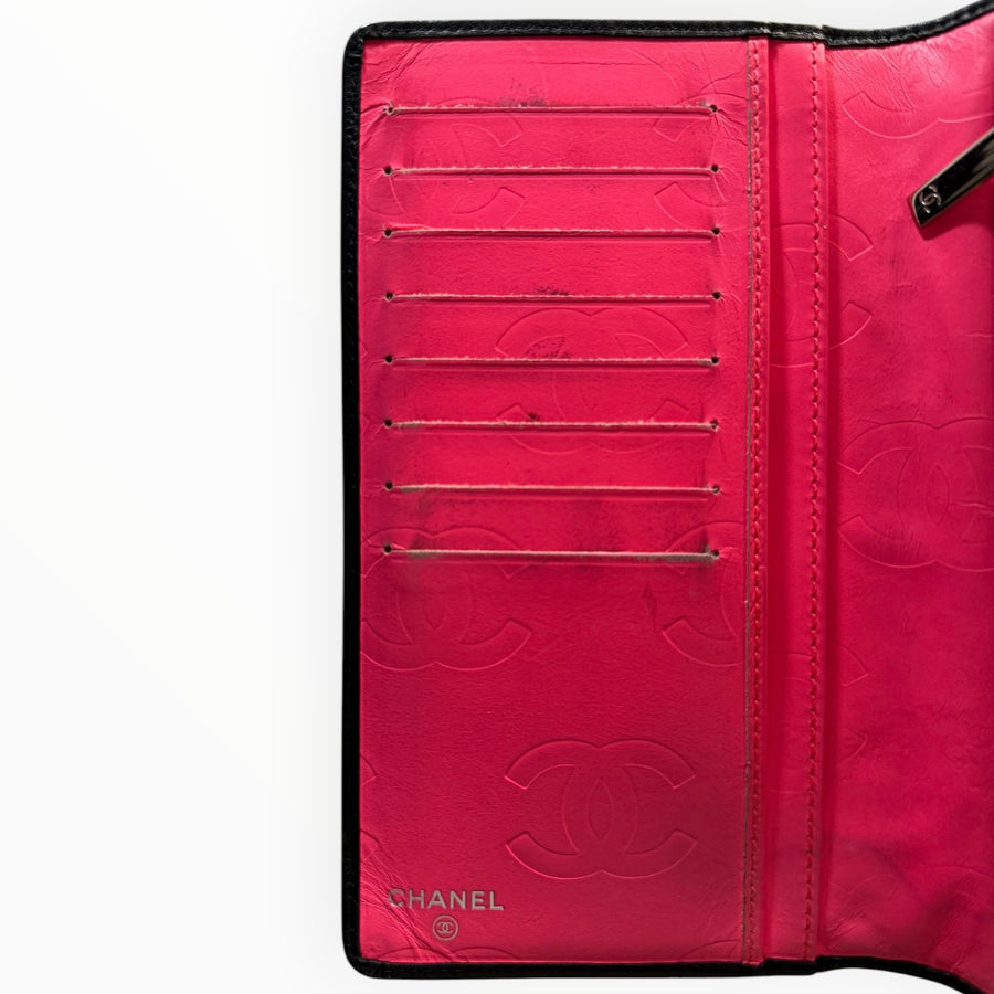Intérieur de portefeuille long Secondstore Chanel en cuir rose vif avec fentes pour cartes et logo CC embossé