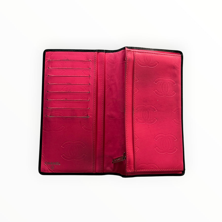 Portefeuille long Secondstore Chanel matelassé en cuir noir avec intérieur rose vif et logo CC embossé