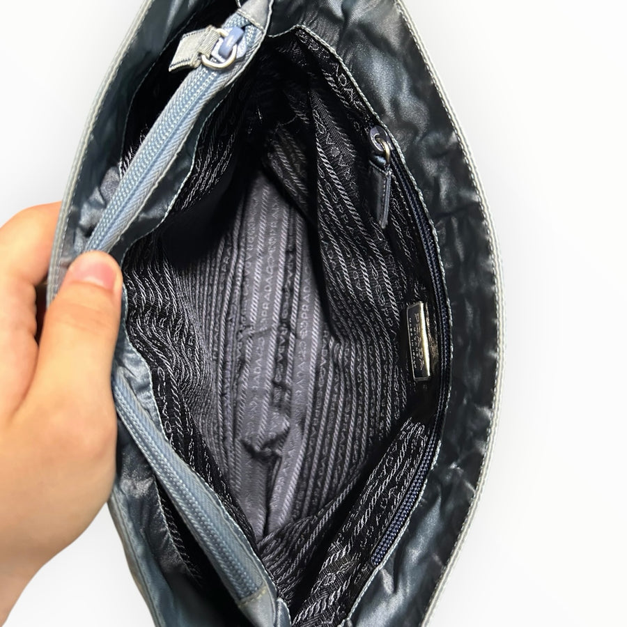 Intérieur du sac à main Secondstore Prada en nylon gris-bleu avec doublure en tissu jacquard logotypé et poche zippée