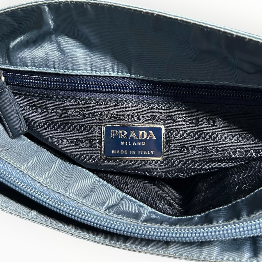 Intérieur du sac à main Secondstore Prada en nylon gris-bleu avec doublure jacquard logotypée et plaque métallique