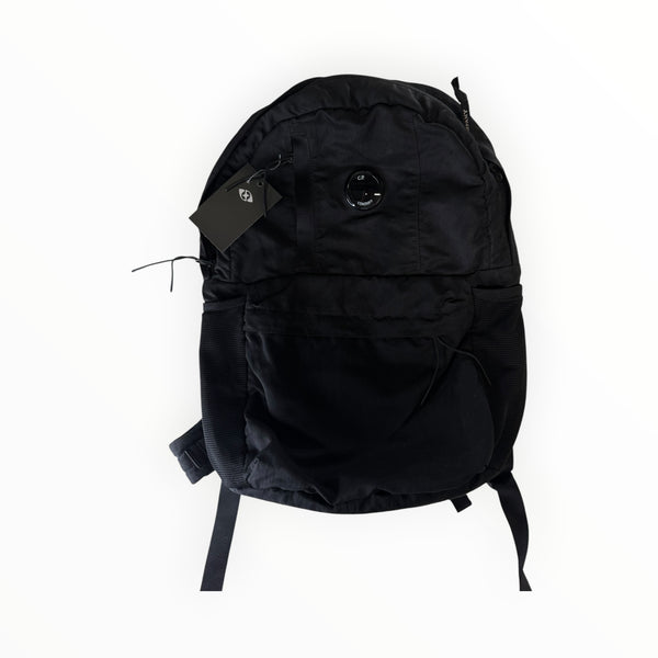 Sac à dos noir Secondstore C.P. Company en nylon résistant avec poche frontale zippée et détail de lentille iconique