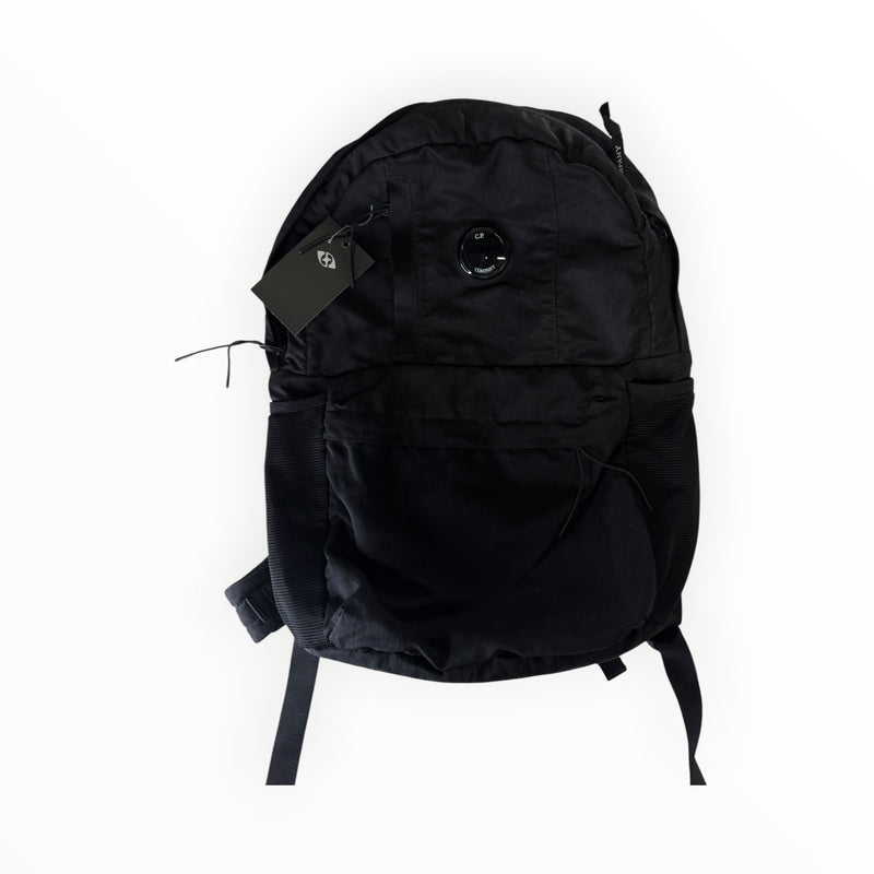 Sac à dos noir Secondstore C.P. Company en nylon résistant avec poche frontale zippée et détail de lentille iconique