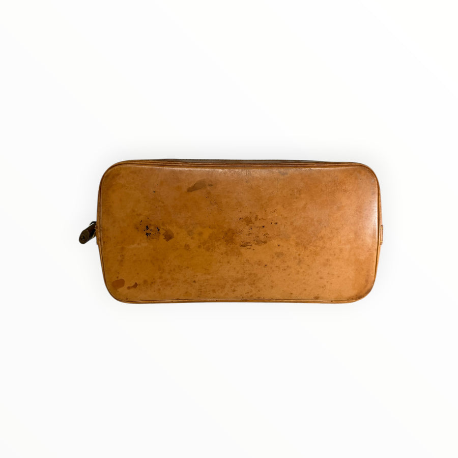 Vue de dessous du sac à main Louis Vuitton Alma en cuir naturel patiné, proposé par Secondstore