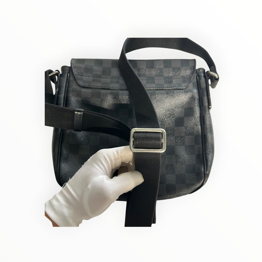 Sac bandoulière Secondstore Louis Vuitton en toile Damier Graphite gris et noir avec bandoulière ajustable