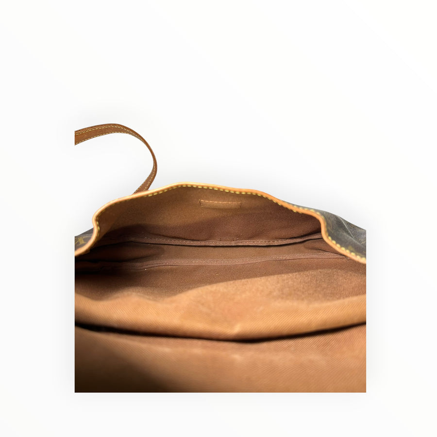 Intérieur spacieux en toile marron du sac bandoulière Secondstore Louis Vuitton en toile Monogram