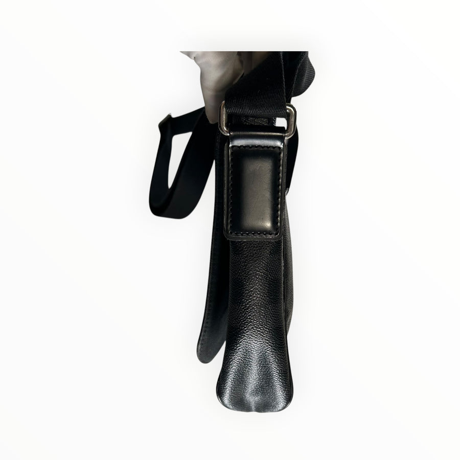 Sac bandoulière Secondstore Louis Vuitton en cuir noir avec bandoulière ajustable et finitions métalliques