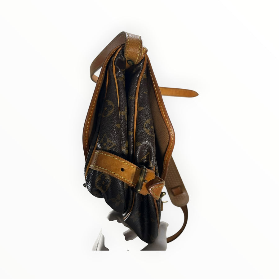 Sac bandoulière Secondstore Louis Vuitton en toile Monogram marron avec finitions en cuir naturel, vue de profil