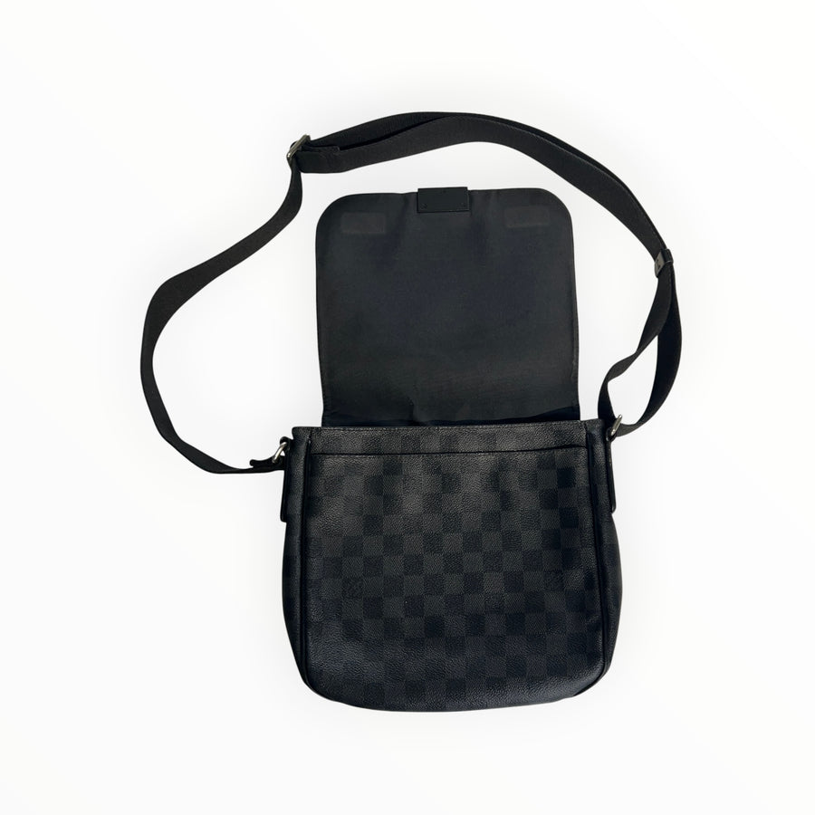 Sac bandoulière Secondstore Louis Vuitton en toile Damier Graphite gris et noir avec rabat ouvert