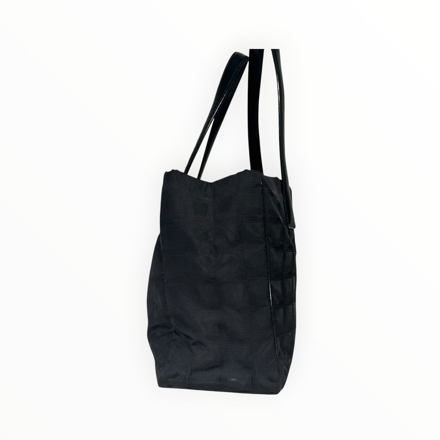 Sac cabas Secondstore Chanel en toile technique noire avec motif New Travel Line et anses en cuir