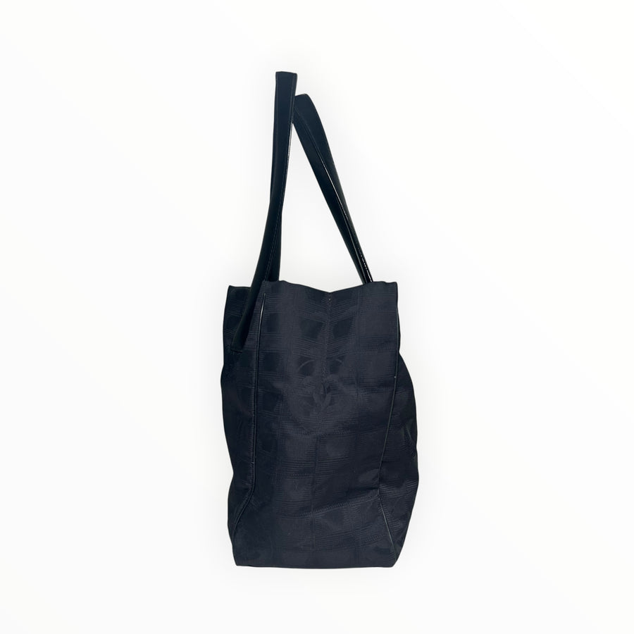 Sac cabas Secondstore Chanel New Travel Line en toile technique noire avec finitions en cuir et anses pour épaule