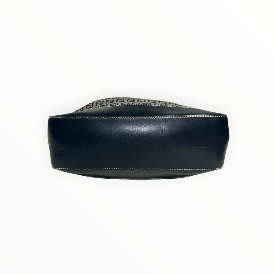 Vue de dessous du sac cabas Secondstore Fendi en toile monogrammée avec base en cuir noir et surpiqûres blanches