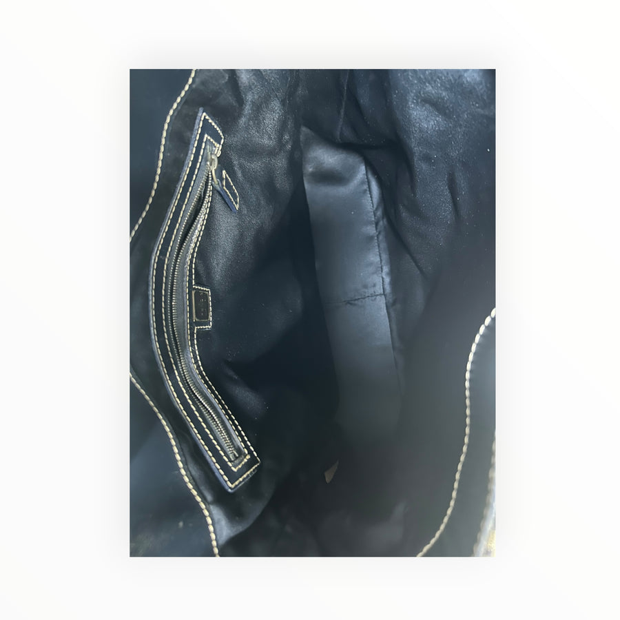Intérieur du sac cabas Secondstore Fendi en toile noire avec doublure textile, poche zippée et surpiqûres apparentes.