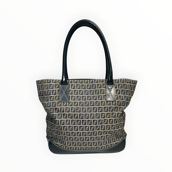 Sac cabas Secondstore Fendi en toile monogrammée avec anses et base en cuir noir, design élégant et spacieux.
