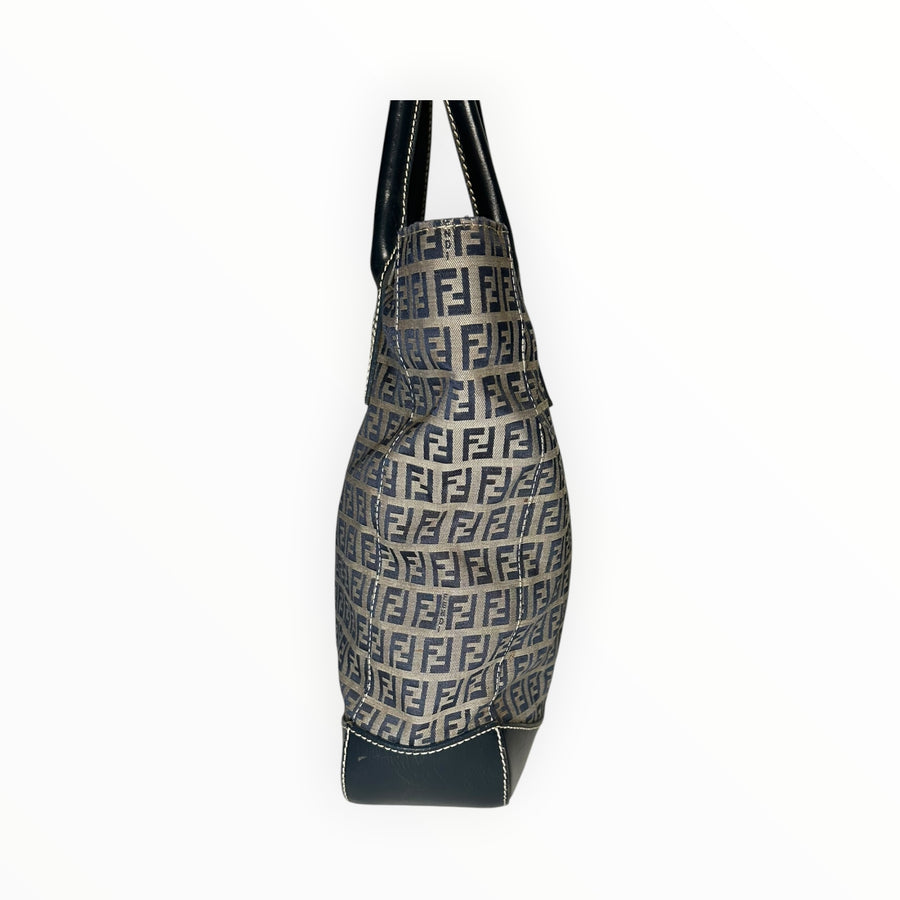 Sac cabas Secondstore Fendi en toile monogrammée avec anses et finitions en cuir noir, vue de profil.