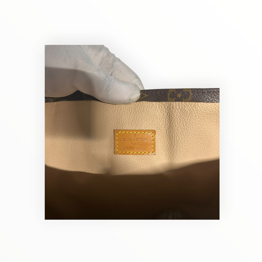 Étiquette intérieure en cuir avec logo Louis Vuitton embossé dans un sac cabas Secondstore en toile Monogram