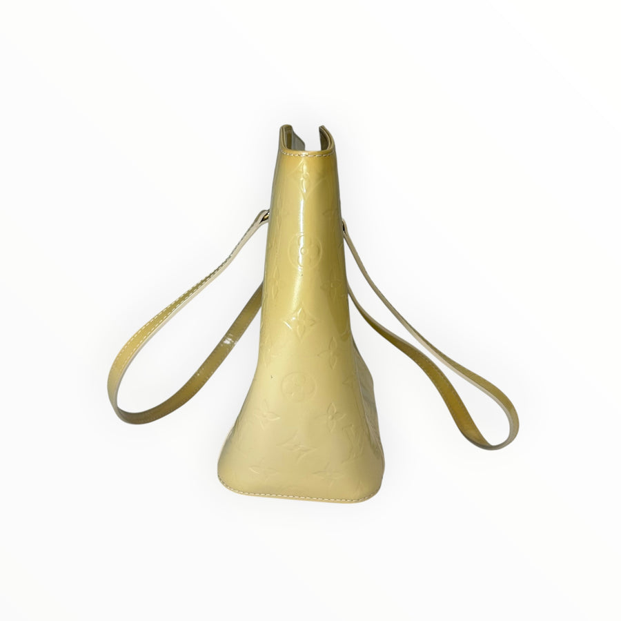Sac cabas Secondstore Louis Vuitton en cuir verni jaune pâle avec motif Monogram embossé et anses, vue de profil
