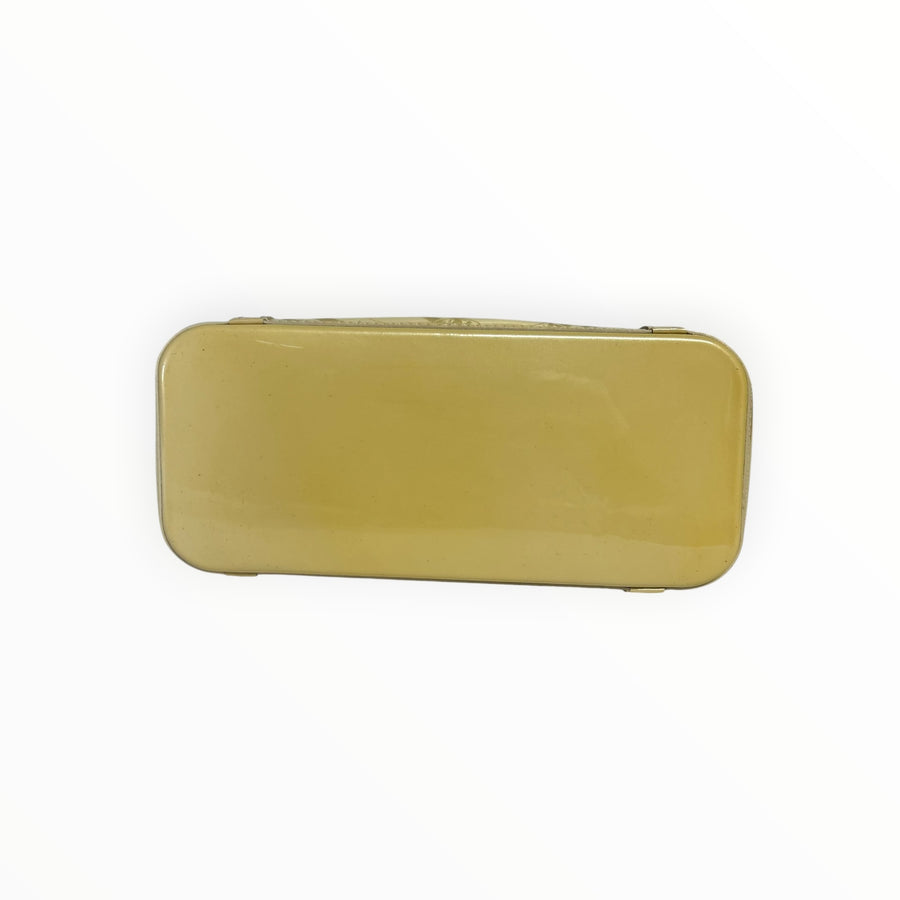 Vue de dessous du sac cabas Secondstore Louis Vuitton en cuir verni jaune pâle avec finitions dorées