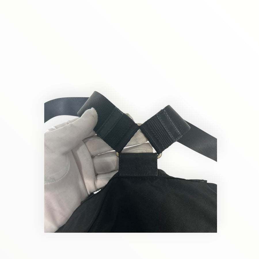 Détail des bretelles ajustables en nylon noir du sac à dos Prada chez Secondstore