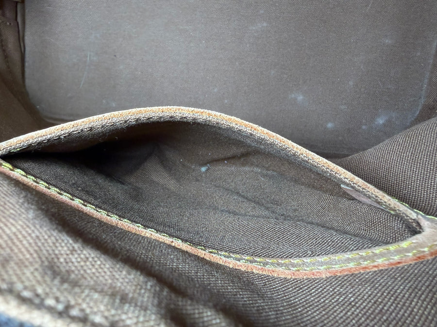 Intérieur du sac Secondstore Louis Vuitton Alma avec doublure textile marron et poche plate pratique