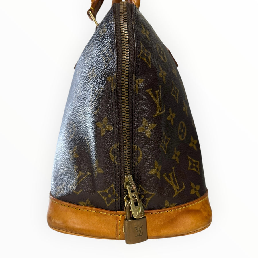 Vue latérale du sac à main Secondstore Louis Vuitton Alma en toile Monogram marron avec détails en cuir et cadenas