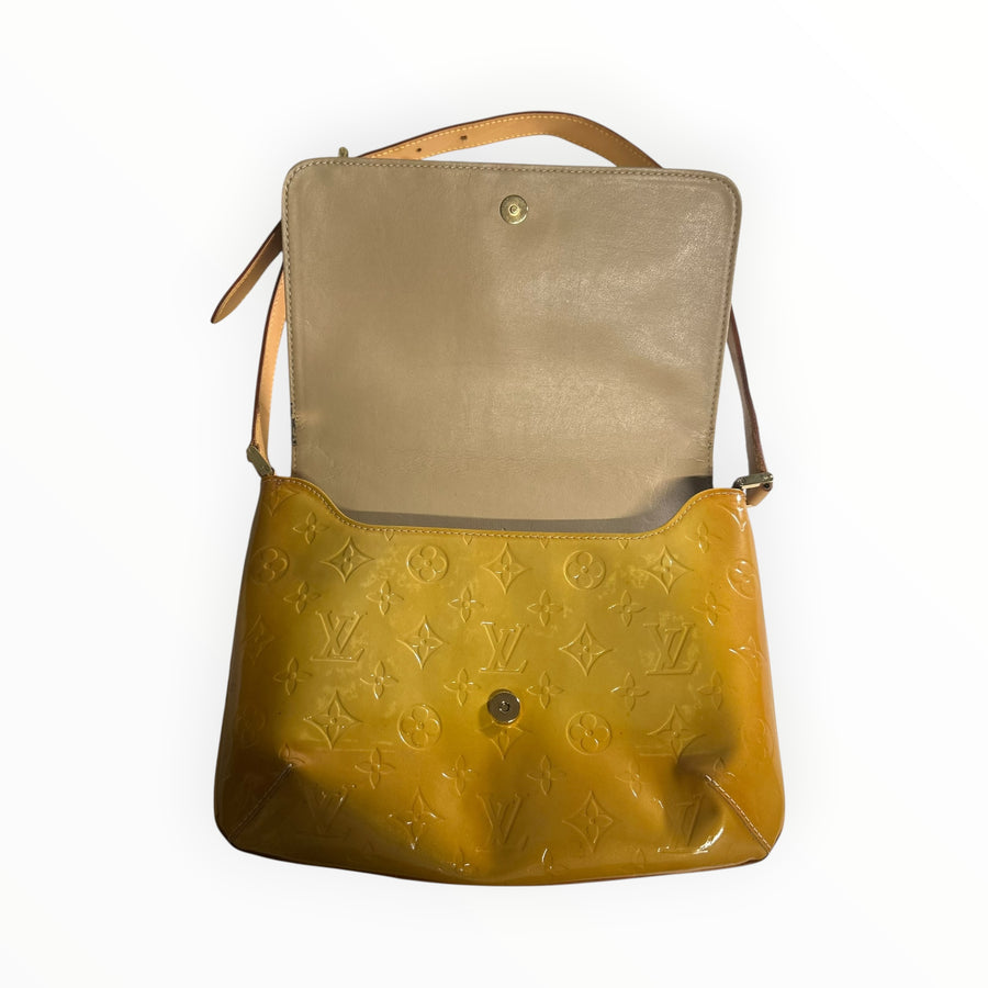 Sac à main Secondstore Louis Vuitton en cuir verni jaune avec motif Monogram embossé et bandoulière en cuir naturel