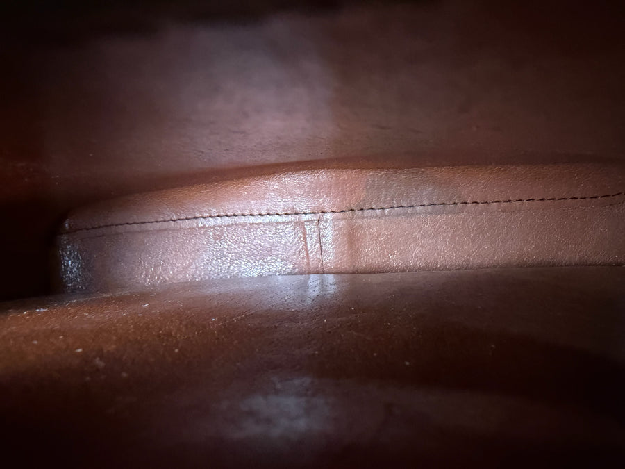 Intérieur en cuir marron du sac bandoulière Secondstore Louis Vuitton avec coutures apparentes