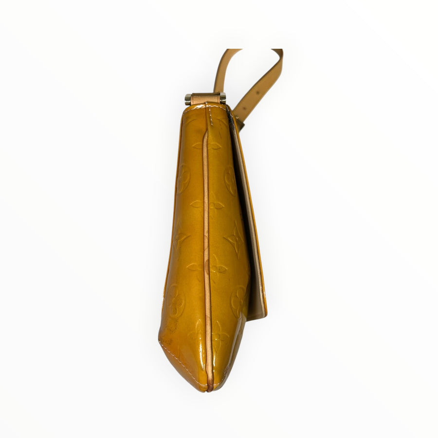 Sac à main Secondstore Louis Vuitton en cuir verni jaune avec motif Monogram embossé et bandoulière en cuir naturel