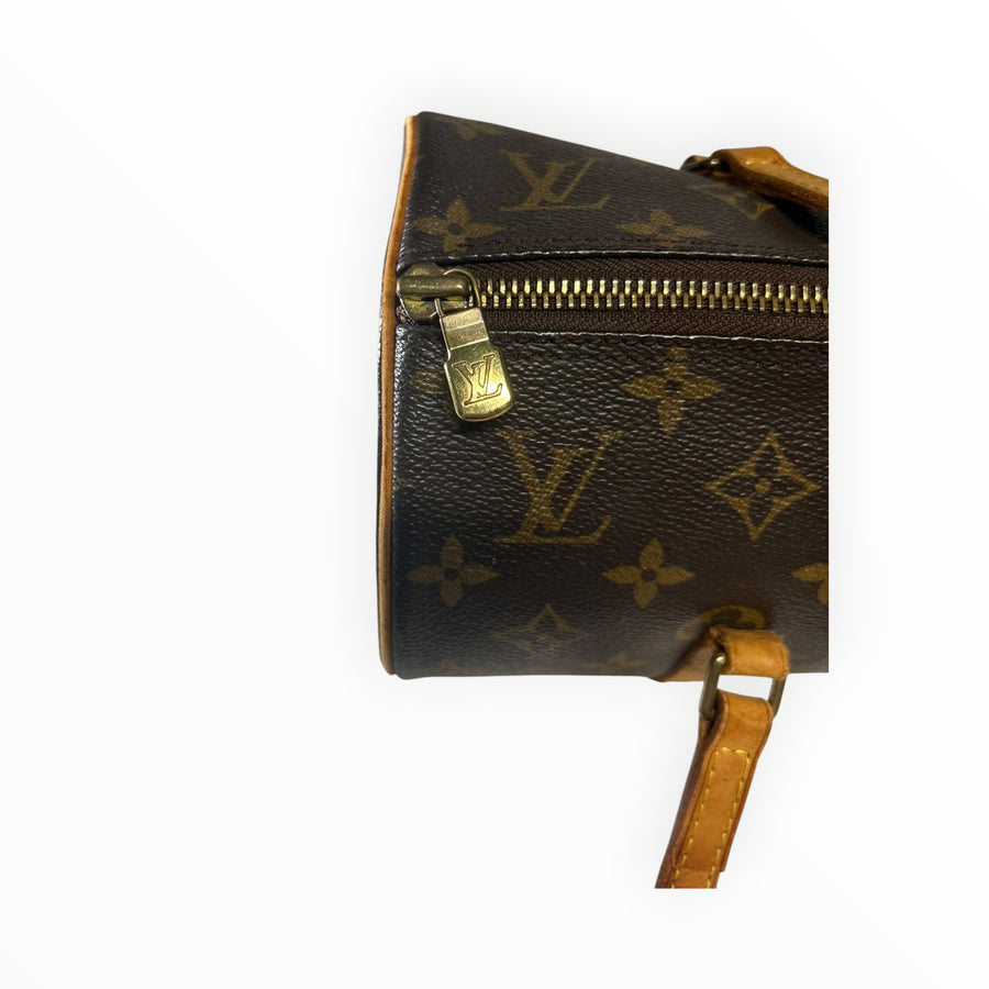 Détail latéral du sac à main Secondstore Louis Vuitton Papillon en toile Monogram avec fermeture éclair dorée