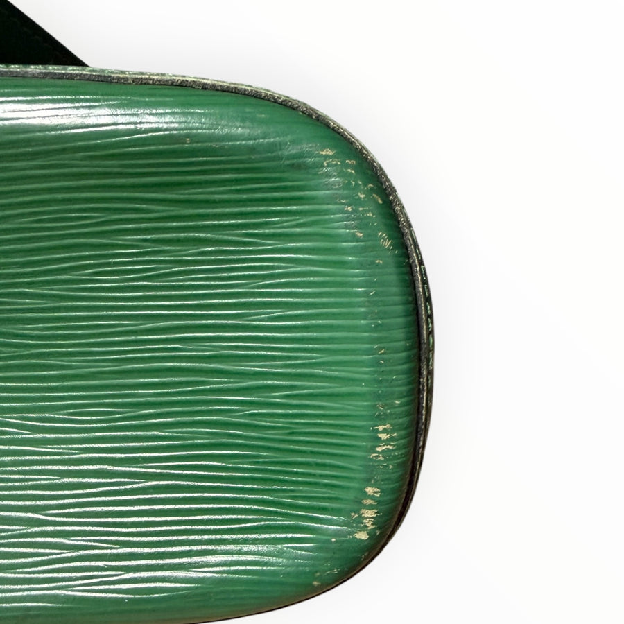 Gros plan sur le cuir Épi vert texturé d'un sac à main Secondstore Louis Vuitton
