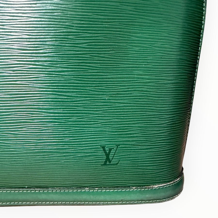 Sac à main Secondstore Louis Vuitton en cuir Épi vert profond avec logo embossé et texture grainée iconique