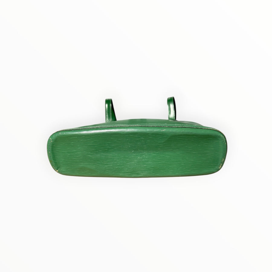 Vue de dessous du sac à main Secondstore Louis Vuitton en cuir Épi vert profond avec texture grainée iconique