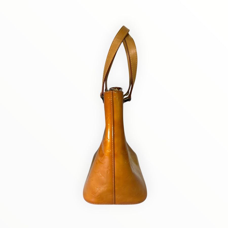 Sac à main Secondstore Louis Vuitton en toile vernie ambrée avec monogramme embossé et anses en cuir naturel