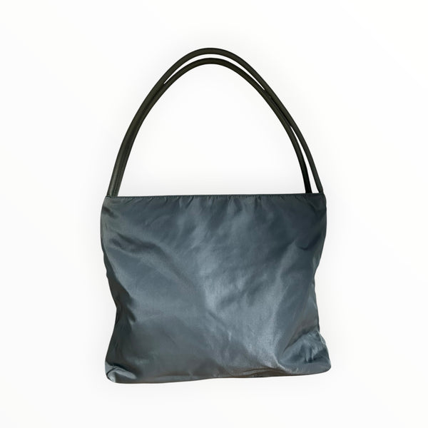 Sac à main Secondstore Prada en nylon gris-bleu avec anses noires, design minimaliste et élégant pour femme.