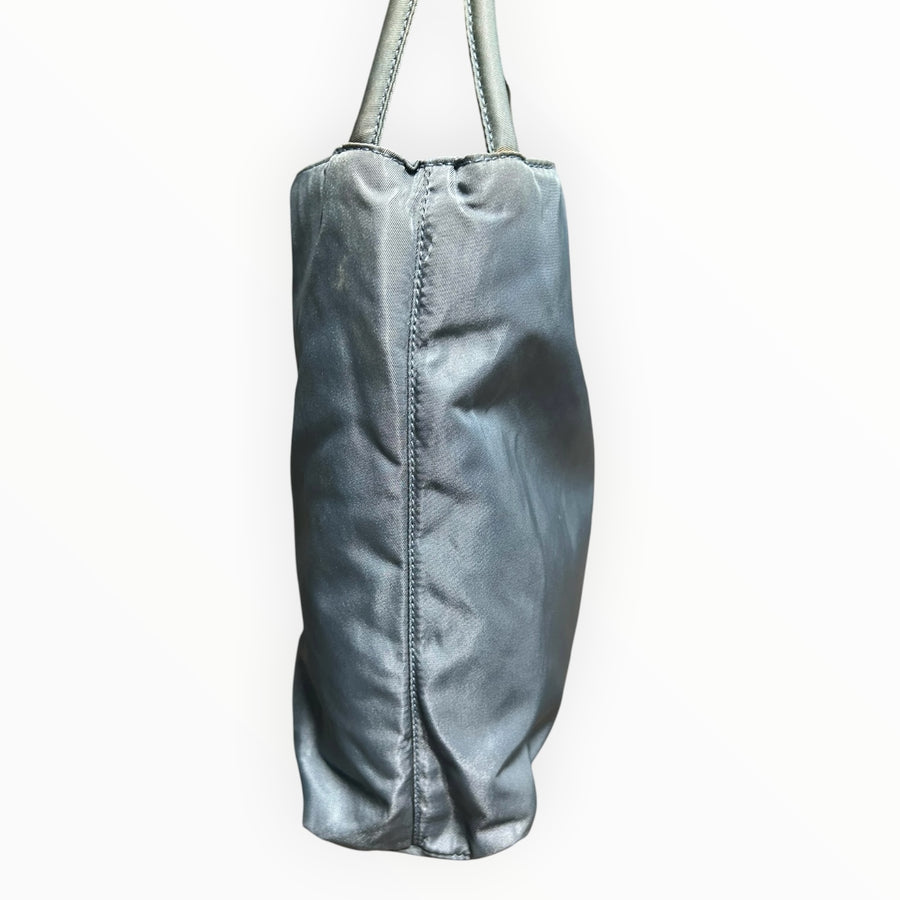 Sac à main Secondstore Prada en nylon gris-bleu avec anses, vue de profil montrant la texture technique et la forme