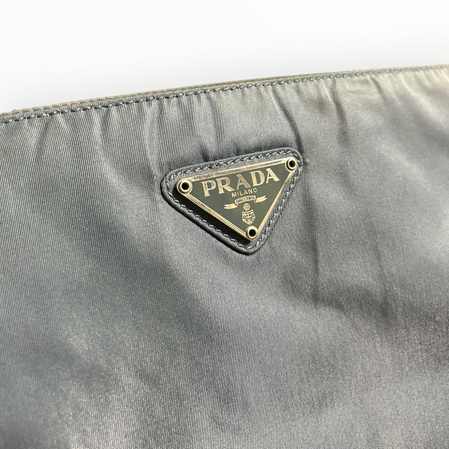Sac à main Secondstore Prada en nylon gris-bleu avec logo triangulaire emblématique en métal sur le devant