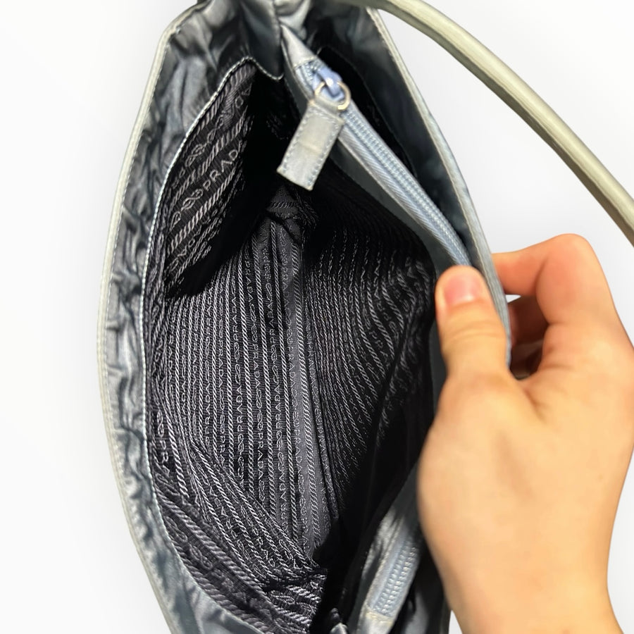 Intérieur du sac à main Secondstore Prada en nylon gris-bleu avec doublure en tissu jacquard logotypé et poche zippée