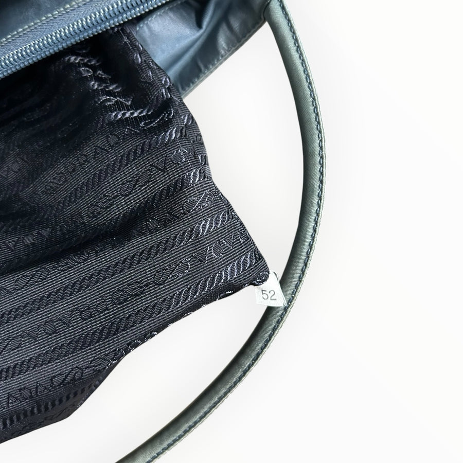 Détail intérieur du sac à main Secondstore Prada en nylon gris-bleu avec doublure jacquard logotypée et étiquette 52