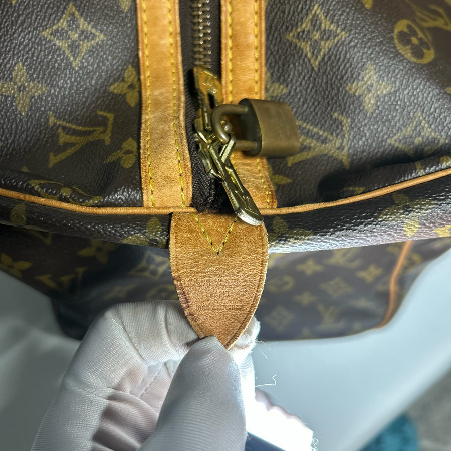 Gros plan sur le sac de voyage Louis Vuitton Keepall en toile Monogram marron avec détails en cuir Secondstore