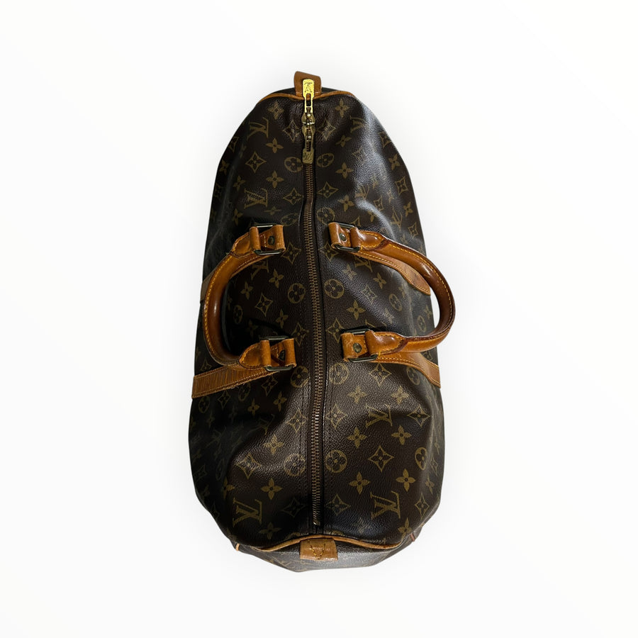 Sac de voyage Secondstore Louis Vuitton en toile Monogram marron avec poignées en cuir de vachette et détails dorés.
