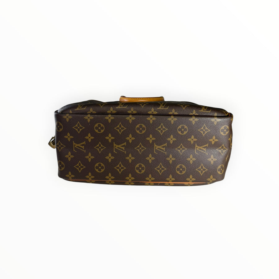 Vue de dessous du sac de voyage Secondstore Louis Vuitton en toile Monogram marron avec finitions en cuir naturel