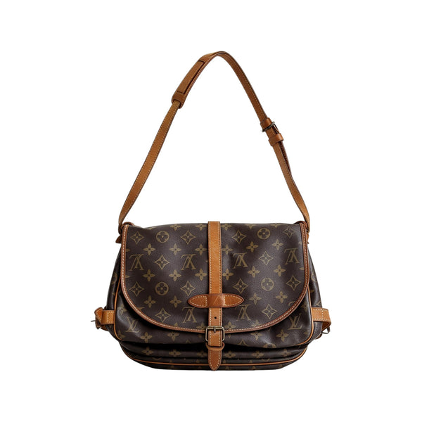 Sac Secondstore Louis Vuitton Saumur 30 en toile Monogram, porté épaule